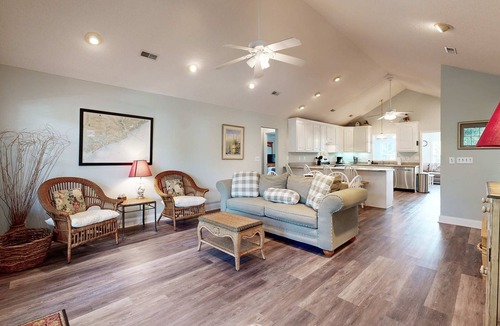 Edisto Island House | Peaceful home close to the beach with EV Charger, screened-in porch, large yard