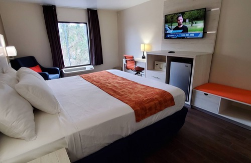 Dock Junction Hotel | Peaceful hotel close to downtown Brunswick, St. Simons, Jekyll and Sea Island.