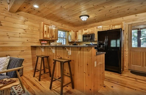 Ellijay Cabin | Peaceful Retreat~7 mins to town~Hot Tub,Fire Pit,Game Room, Fireplace & More!