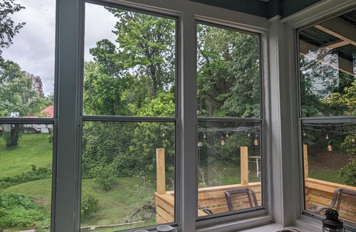 Earlington House | Peaceful Southern Charm: Well Equipped, High Ceilings, Comfy 3 bedroom Home Away