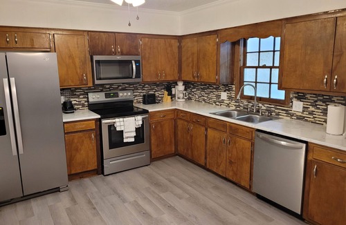 Albany House | PEACEFUL SPACIOUS CENTRALLY LOCATED HOME IN VERY SAFE QUIET AREA