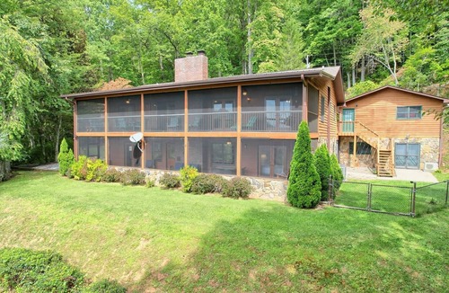 Franklin Cabin | Peaceful, Spectacular Views, Screened Porch