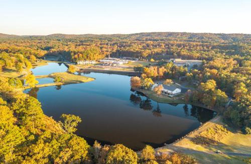 Jones Mills Apartment | Pebble Beach Condos at Diamondhead Lake - Near Lake Catherine State Park