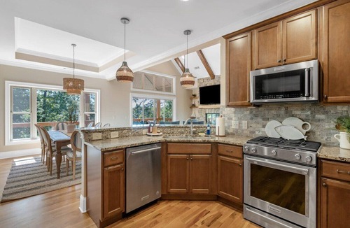 West Union House | Peninsula Retreat 525: Spacious 4BR, 3BA home in West Union with lake access.