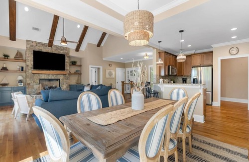 West Union House | Peninsula Retreat 525: Spacious 4BR, 3BA home in West Union with lake access.