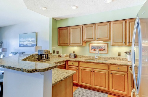 Shelter Cove Condo | Penthouse living at Shelter Cove Marina with balcony, harbor view, pool & tennis