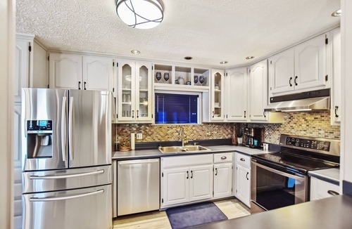Eclectic House | Perfect 4 bed, 3 bath lake getaway w/amazing views in quiet cove!