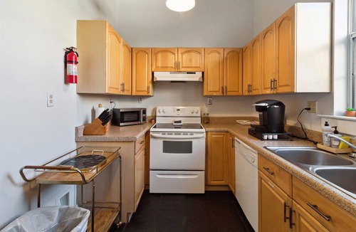 Cuyler - Brownsville House | Perfect for Bachelorette & Bachelor Groups ★ Private Duplex ★ Starland District