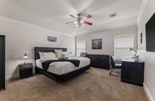 Barker Villa | Perfect Harmony - Near Stadiums, Airport & Downtown