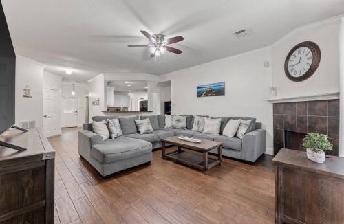 Barker Villa | Perfect Harmony - Near Stadiums, Airport & Downtown
