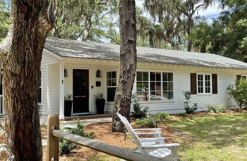 Jekyll Island House | Perfect Location! Select days 2nt min. Pool pass 💦 4 bikes. Family Ready! 🚲 🏝️