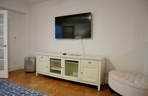 Palm Beach Condo | Perfect Palm Beach Location #2, spacious Condo, WiFi, AC in fabulous Palm Beach.