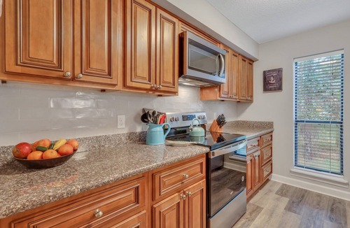 Saint Simons Heights Condo | Perfect South Island Location! 4 Bikes included/Pool/Pickelball. Bring the Dog!
