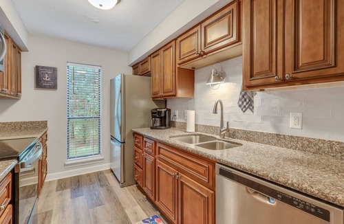 Saint Simons Heights Condo | Perfect South Island Location! 4 Bikes included/Pool/Pickelball. Bring the Dog!