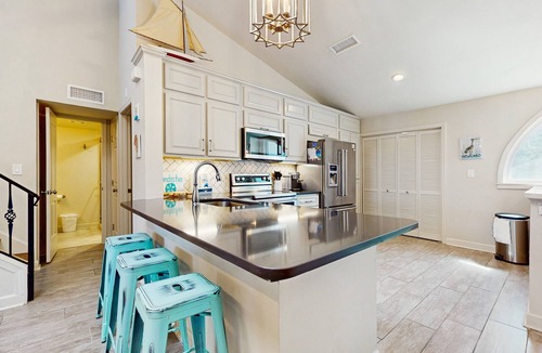Sandestin Condo | Perfectly located home with golf cart, open layout, smart TVs, W/D, & pools