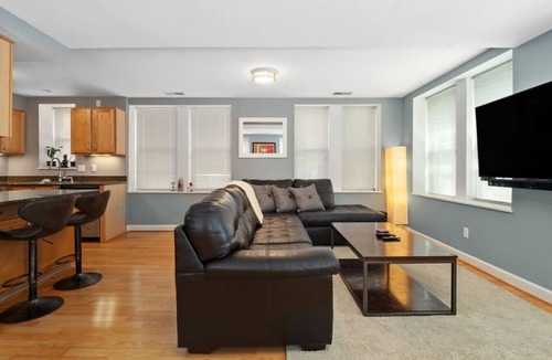 DeBaliviere Place Condo | Pershing · Forest Park Condo- Gated Parking, Walk to CWE