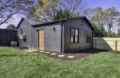 Greenville House | Pet-friendly 1 BR/2 bed/1 Ba w Swimming pool, firepit, 2 min to Furman