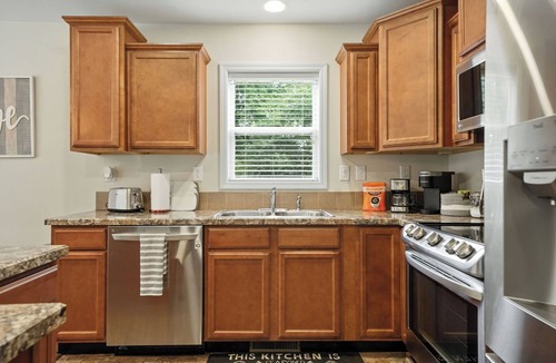 Buford House | Pet Friendly: 3/2 in Sugar Hill on 1 Acre