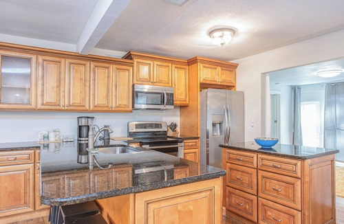 Savannah House | Pet-Friendly 3BR Home w/Stocked Kitchen, Large Yard & Laundry – Sleeps 6