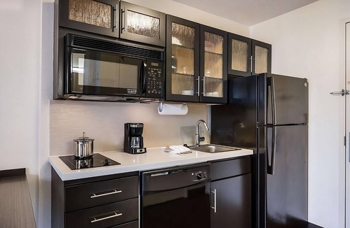 North Arlington Apartment | Pet-friendly Accommodation Near Hurricane Harbor Arlington! Parking!