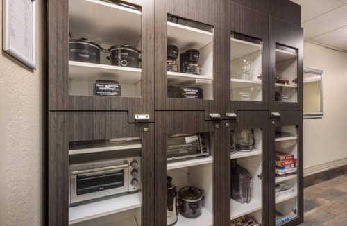 North Arlington Apartment | Pet-friendly Accommodation Near Hurricane Harbor Arlington! Parking!