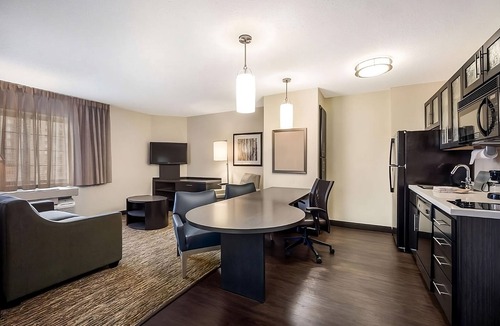 North Arlington Apartment | Pet-friendly Accommodation Near Hurricane Harbor Arlington! Parking!
