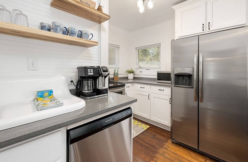 Saint Simons Island Cottage | Pet Friendly Cottage! One short block to beach-Walk to shops and dining!