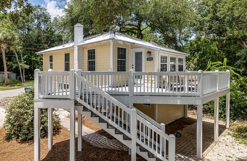 Saint Simons Island Cottage | Pet Friendly Cottage! One short block to beach-Walk to shops and dining!