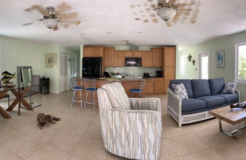 Tavernier House | Pet Friendly/Fishing/Boating/Kayaking/Dining/Partial water views/Shopping/Bars