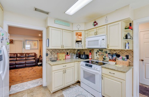 Freeport House | Pet-Friendly Freeport Home - 2 Mi to Beach!