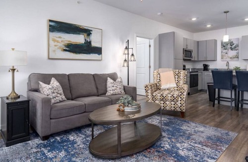 Pelham Apartment | Pet-Friendly Getaway with Pool & Gym