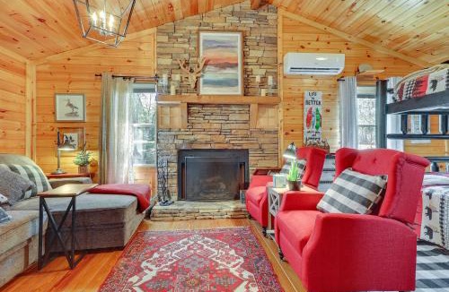 Haleyville House | Pet-Friendly Haleyville Cabin Rental w/Kayaks!