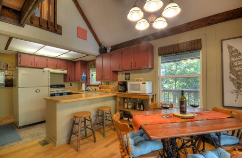 Almond Ski Chalet | Pet Friendly. Hot Tub. Fireplace. Grill. Outdoor Firepit. WIFI. Community Lake.
