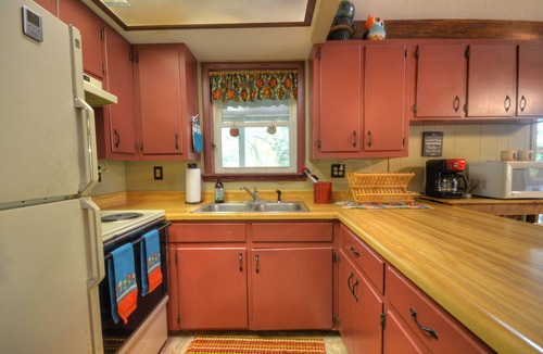 Almond Ski Chalet | Pet Friendly. Hot Tub. Fireplace. Grill. Outdoor Firepit. WIFI. Community Lake.