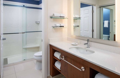 Arts/Warehouse District Hotel | Pet-friendly Hotel! Full Kitchen, Free Breakfast, Outdoor Pool, Near Audubon Zoo