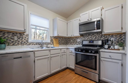 Acworth House | Pet-Friendly Sleeps 8 Fast WiFi Near Lake - Holiday Home
