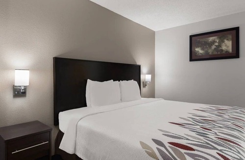 Pooler Hotel | Pet-Friendly Unit Near w/Free Parking & Pool Access | 2 miles to SAV Airport