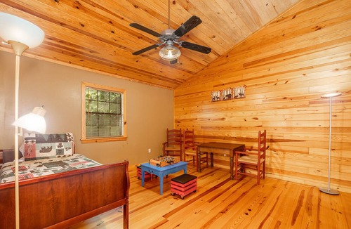Bonnerdale Cabin | Pet Friendly - Wooded Cabin - Hot Tub - Fireplace