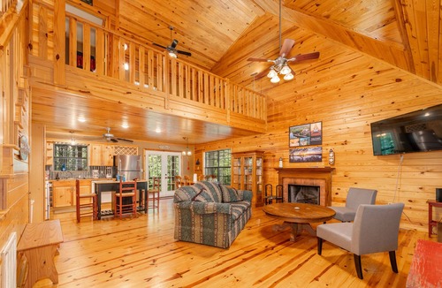 Bonnerdale Cabin | Pet Friendly - Wooded Cabin - Hot Tub - Fireplace
