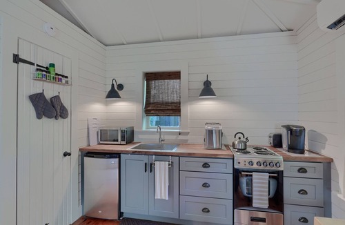 Old Northwood Historic District Cottage | Petit Bijou guest home 1br/1bth with private garden!