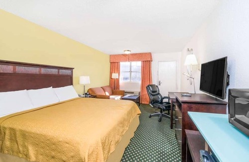 Lookout Valley Neighborhood Association Hotel | Pets are Welcome! w/Seasonal Pool & Free Parking, Short Drive to Rock City!