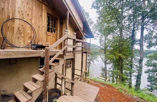 Stemley Cabin | Pets/Kids love the Jacuzzi @ Large Lakeside Cabin