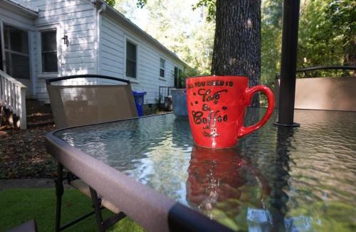 New Castle House | Pine Haven Getaway -Crib, Pets Welcome, Perfect for Families & Groups
