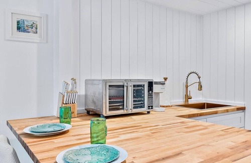Palm Beach Condo | Pineapple Pad 2.0 | Sleek 1BR · Steps to the Beach