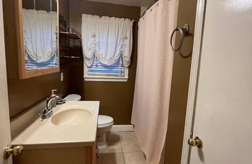 Oneonta House | Pink Door Charming 2-bedroom house with WiFi, AC in nice Oneonta, Close to Food