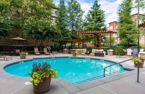 Dunwoody Apartment | Pleasant Stay! Full Kitchen, Free Breakfast! Pet-friendly and Swimming Pool!