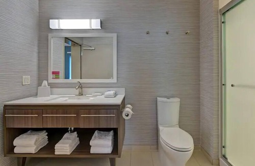 West Palm Beach Hotel | Polished 1BR King Suite w/Breakfast & Shuttle, 2.1mi Convention Center