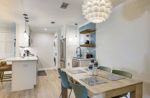 Demere Park Condo | Pool Access! St Simons Island Getaway w/Balcony