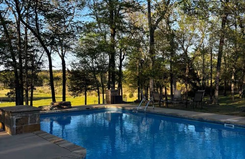 Greenbrier House | Pool, Pond, Arcade Games, Movies! 10min to Conway!
