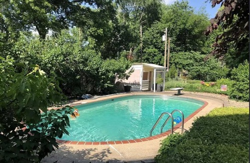 Springfield House | Pool & Spacious 5BR, Classic Home, Fully Furnished